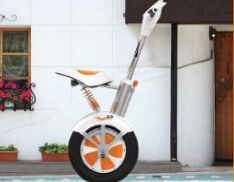 La manera estilosa de montar Airwheel scooter eléctrico sin duda atraerá la atención de todas las persnoas en la calle.