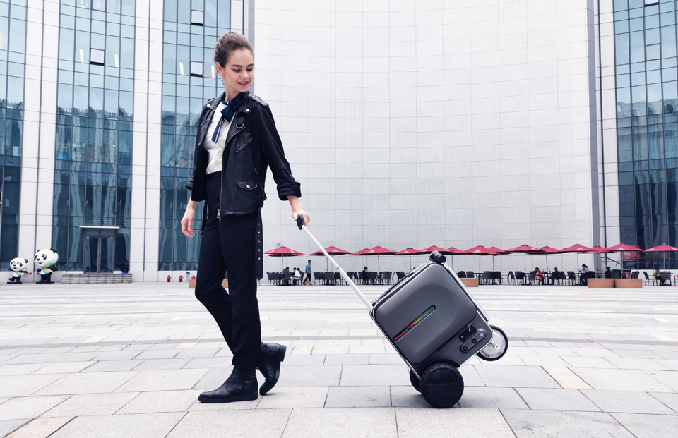 Airwheel SE3 riding luggage