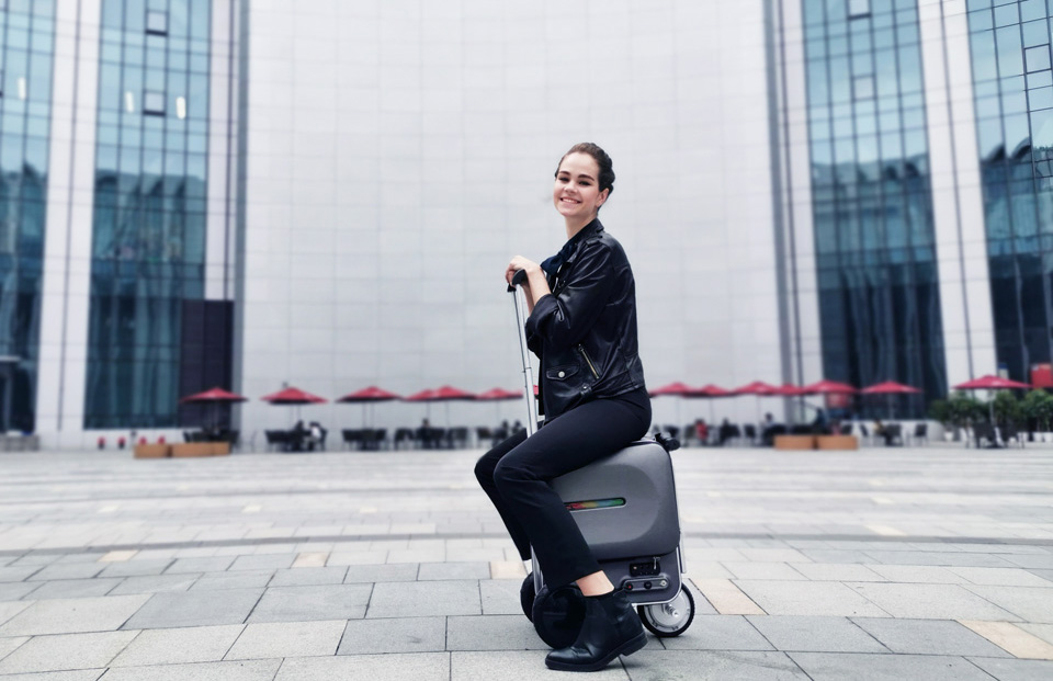 Airwheel SE3 riding suitcase